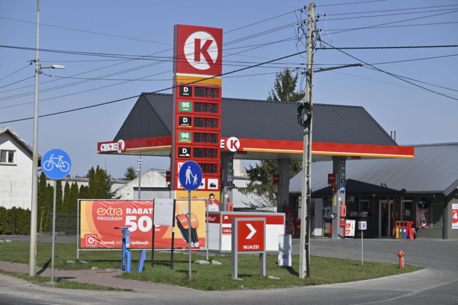 W piątek maksymalna cena benzyny 95 wyniesie 5,98 zł, a oleju napędowego 6,37 zł