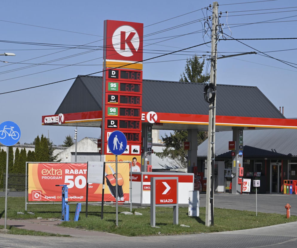 Stacja paliw Circle K z dużym pylonem cenowym prezentującym aktualne ceny paliw: benzyny 95 i 98 oraz oleju napędowego. W tle budynek stacji i widoczne dystrybutory. Zdjęcie ilustruje temat wzrostu i spadku cen paliw, o których można przeczytać na Super Biznes.