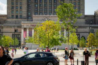 Te kultowe miejsca w Warszawie zmieniły się nie do poznania po usunięciu betonu