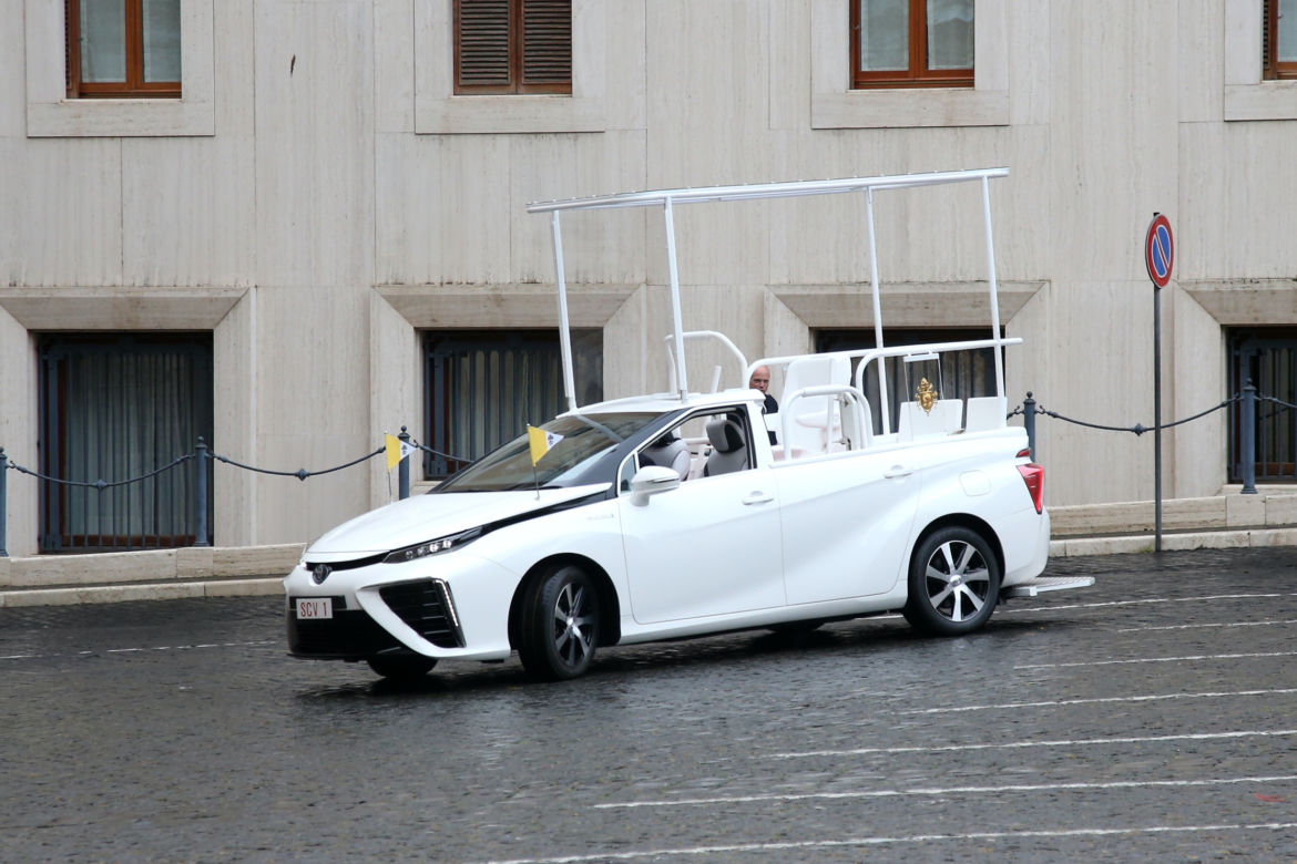 Papież Franciszek dostał wodorową Toyotę Mirai