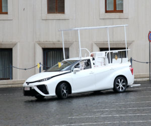 Papież Franciszek dostał wodorową Toyotę Mirai