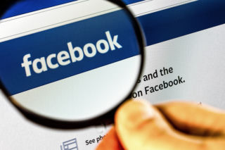 Jesteś na zwolnieniu, a wrzucasz zdjęcia z wakacji? ZUS prześwietli twojego Facebooka!