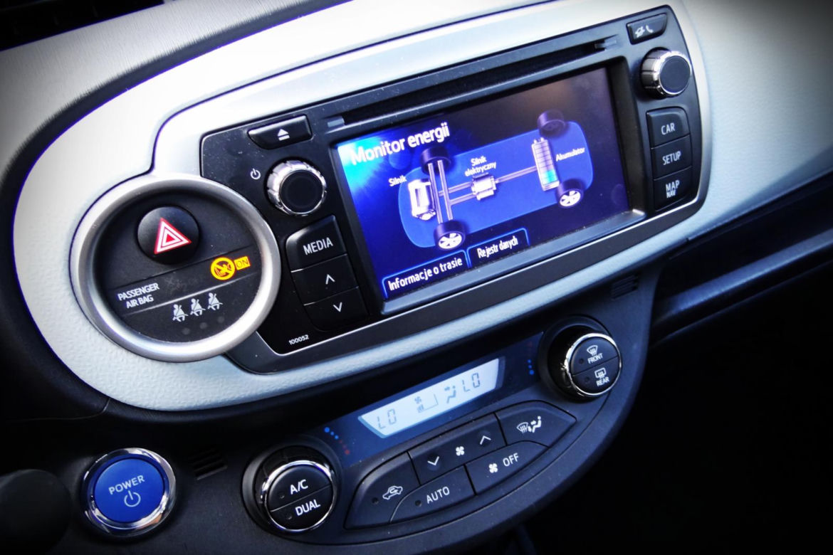 Toyota Yaris Hybrid 100