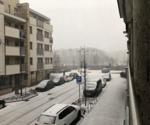 Burza śnieżna nad Warszawą 17.01. Białe zimno dopadło stolicę! Te dzielnice padły ofiarą