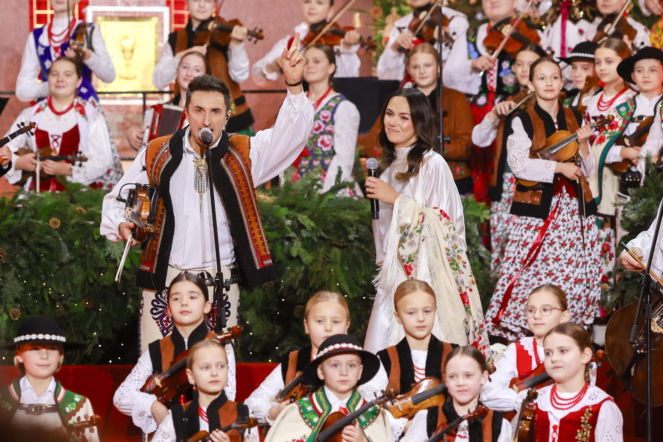 Gwiazdy pokazały dzieci podczas koncertu Wspólne kolędowanie w TVN. Show skradła jednak domniemana żona Wojewódzkiego