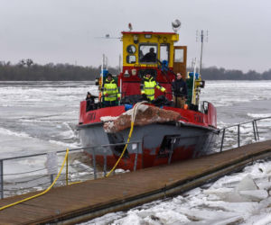 Lodołamacze na Wiśle w Toruniu. Kruszyły lód i pomogły uratować pomost