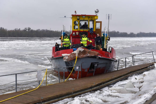 Lodołamacze na Wiśle w Toruniu. Kruszyły lód i pomogły uratować pomost