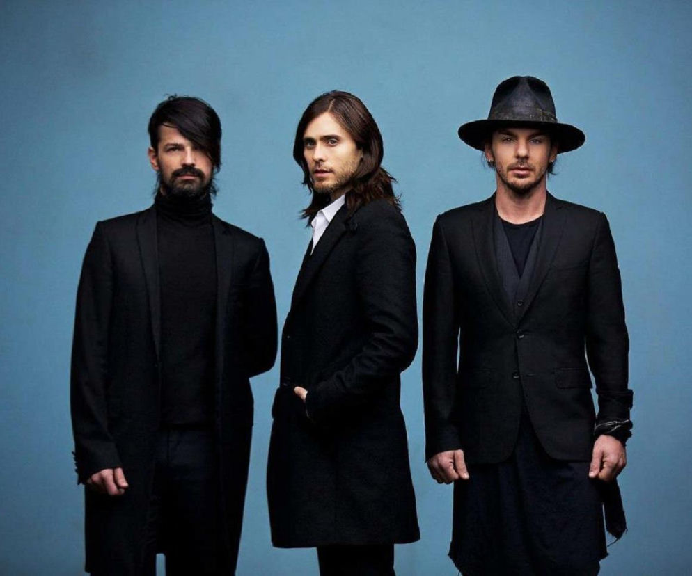 Trzej członkowie zespołu Thirty Seconds to Mars ubrani na czarno. O ich sukcesie na Spotify przeczytasz na EskaRock.