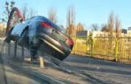 Przesadził z prędkością, Audi zawisło na linach mostu w Iławie