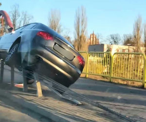 Przesadził z prędkością, Audi zawisło na linach mostu w Iławie