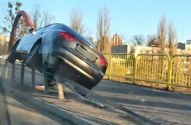 Przesadził z prędkością, Audi zawisło na linach mostu w Iławie