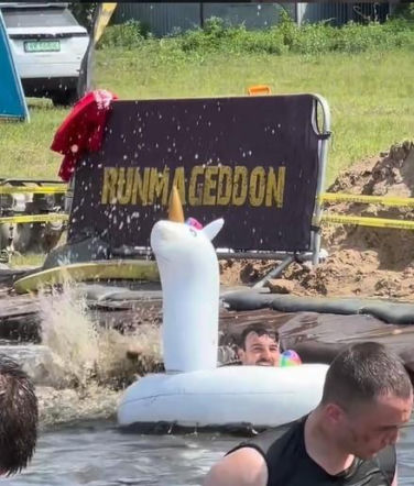 Błażej Stencel płynął w dmuchanym... jednorożcu. "Wiozłem kwiatki dla mojego księcia"