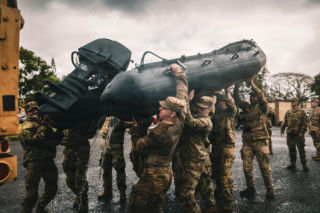 Pentagon planuje operacje lądowe w Iranie. Teheran grozi „podpaleniem” amerykańskich wojsk