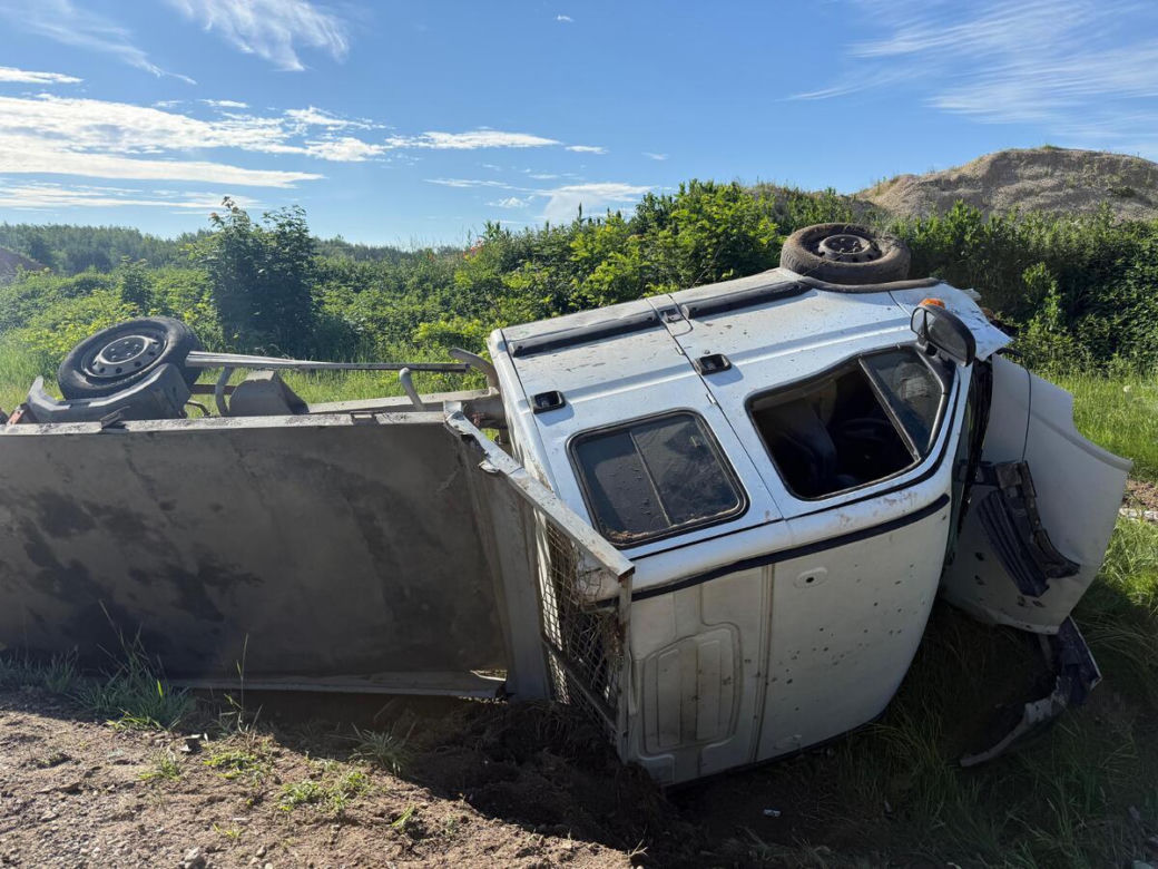 Auto dostawcze wypadło z drogi na DK 62 w powiecie sokołowskim