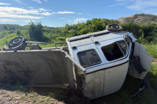 Auto dostawcze wypadło z drogi na DK 62 w powiecie sokołowskim