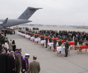 Transport ciał ofiar do Polski po katastrofie smoleńskiej w 2010 roku