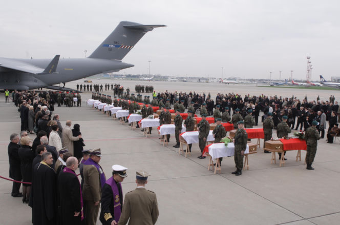 Transport ciał ofiar do Polski po katastrofie smoleńskiej w 2010 roku