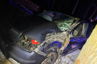 Telefon powiadomił operatora 112 o wypadku. W roztrzaskanym aucie pijana 18-latka