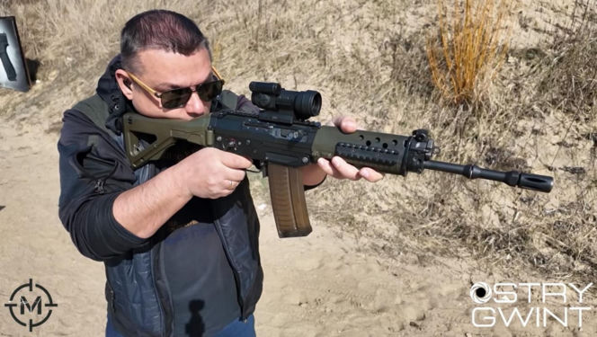 Karabin SIG 553 - niezawodność Kałasznikowa w szwajcarskim wydaniu