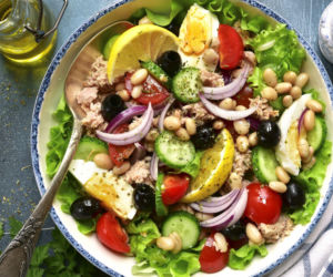 Sałatka z tuńczykiem, fasolą i jajkiem - idealna kompozycja smaków i zdrowych składników