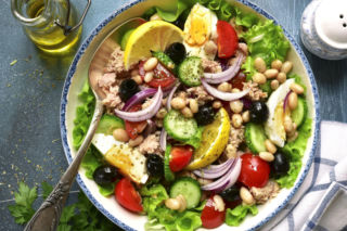 Sałatka z tuńczykiem, fasolą i jajkiem - idealna kompozycja smaków i zdrowych składników