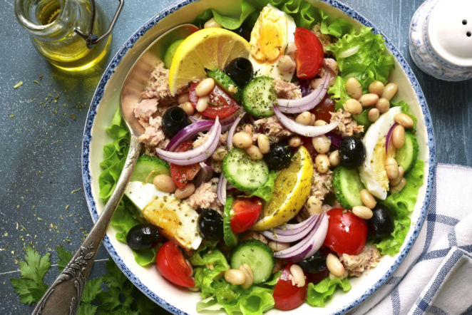 Sałatka z tuńczykiem, fasolą i jajkiem - idealna kompozycja smaków i zdrowych składników