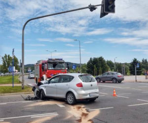 Wypadek w Nowy Sączu. Matka z dzieckiem jechała karetką do szpitala. Ambulans zderzył się z osobówką