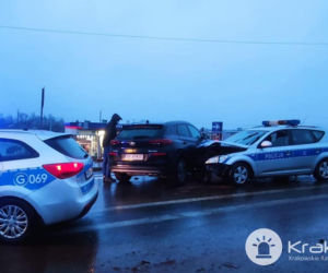 Wypadek w Skawinie. Samochód osobowy zderzył się z radiowozem