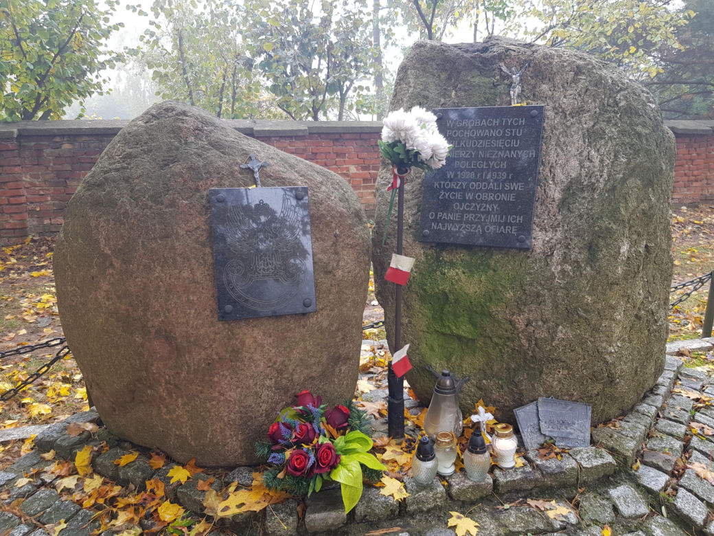 Zrobiliśmy spacer po białostockich nekropoliach. Sprawdź w jakim stanie są nagrobki historycznych postaci [ZDJĘCIA]