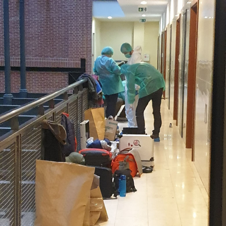 Makabra w Łodzi. Dwie osoby zadźgane na klatce schodowej