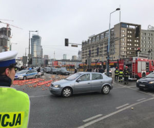 Protesty rolników w Warszawie. Palenie opon i świńskie łby na placu Zawiszy