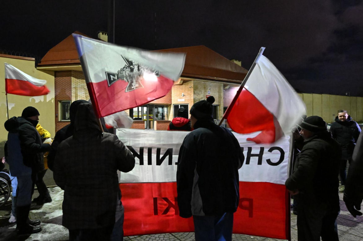 Manifestacje przed zakładami karnymi, w których przebywali Mariusz Kamiński i Maciej Wąsik