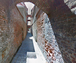 Najpiękniejsza uliczka w woj. warmińsko-mazurskim. Otwiera się tylko na kilka godzin