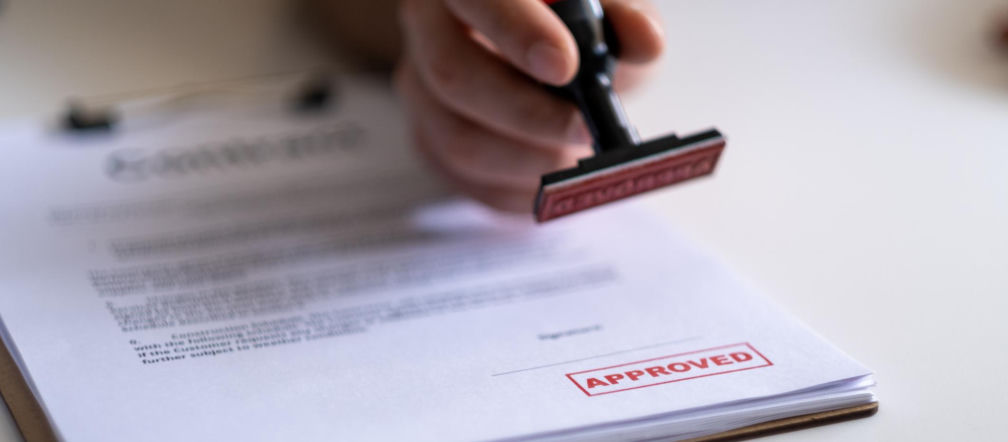 Zatwierdzenie dokumentacji – czerwona pieczątka APPROVED.