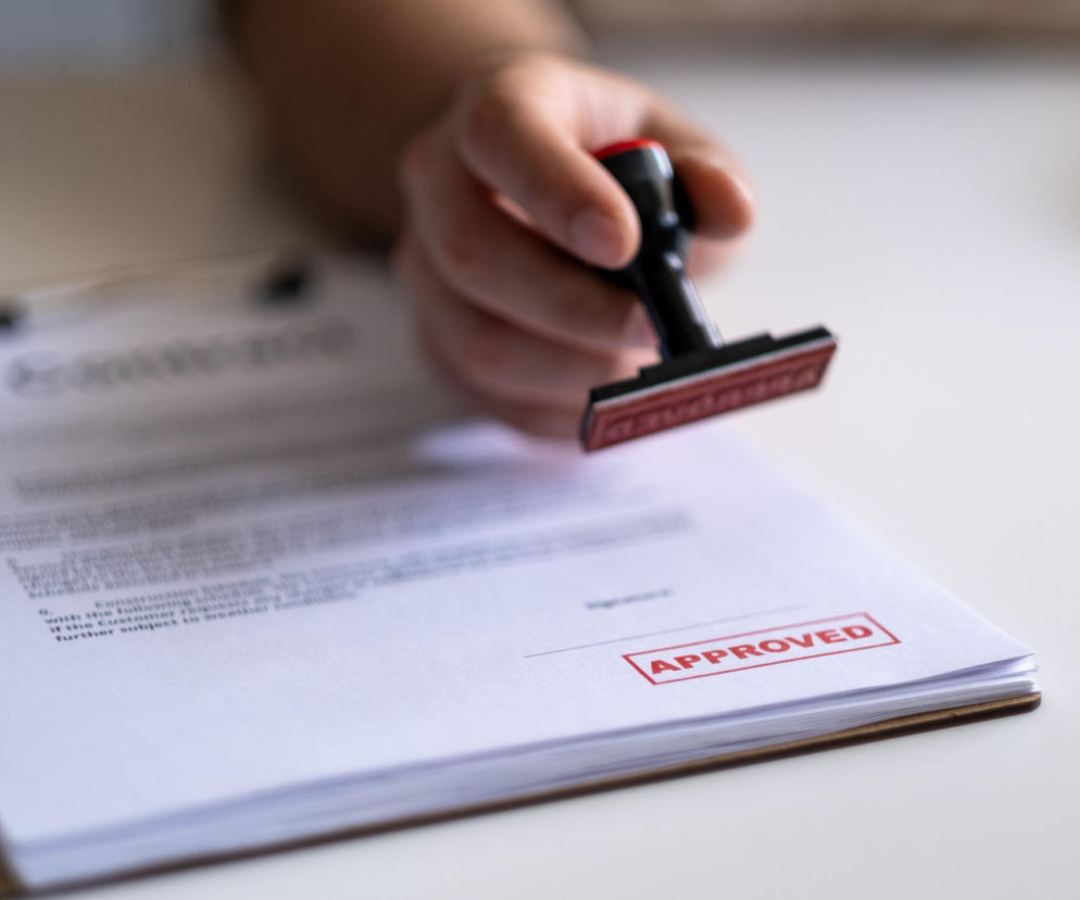 Zatwierdzenie dokumentacji – czerwona pieczątka APPROVED.