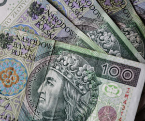 Polacy zarabiają coraz więcej, ale etatów ubywa. Nowe dane GUS 