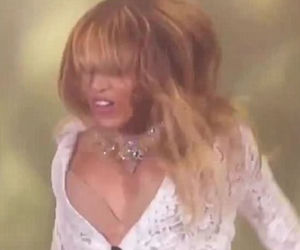 Co za WPADKA! Beyonce pokazała piersi na koncercie!