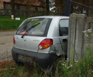 Ukradł matiza i utknął między słupkami