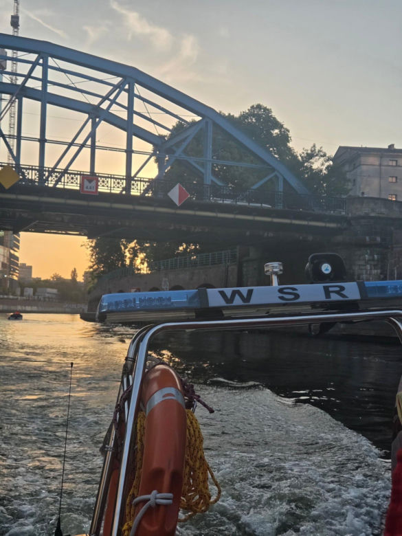 Przerażające sceny we Wrocławiu. Szukali jej pod wodą, tworząc łańcuch życia