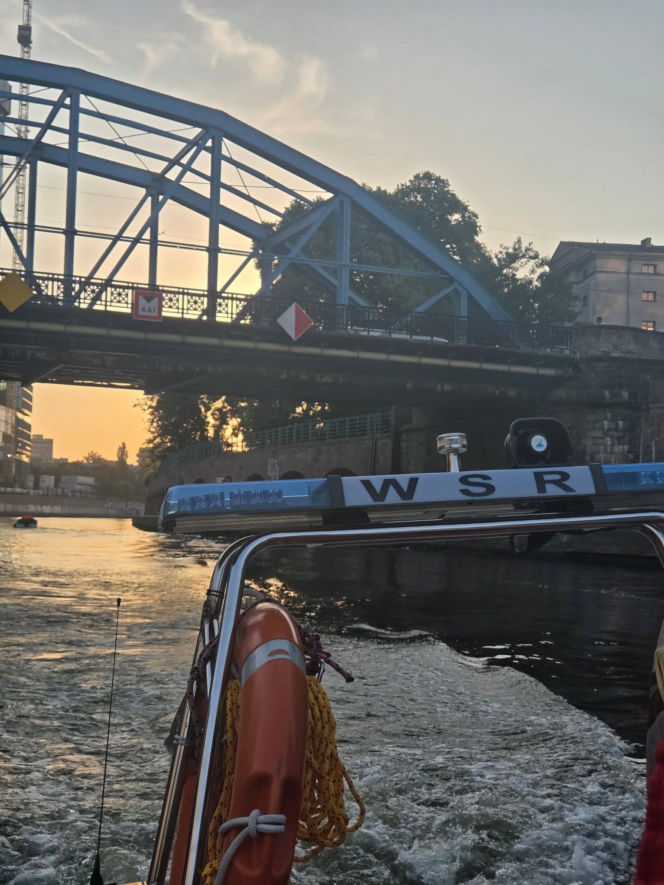 Przerażające sceny we Wrocławiu. Szukali jej pod wodą, tworząc łańcuch życia