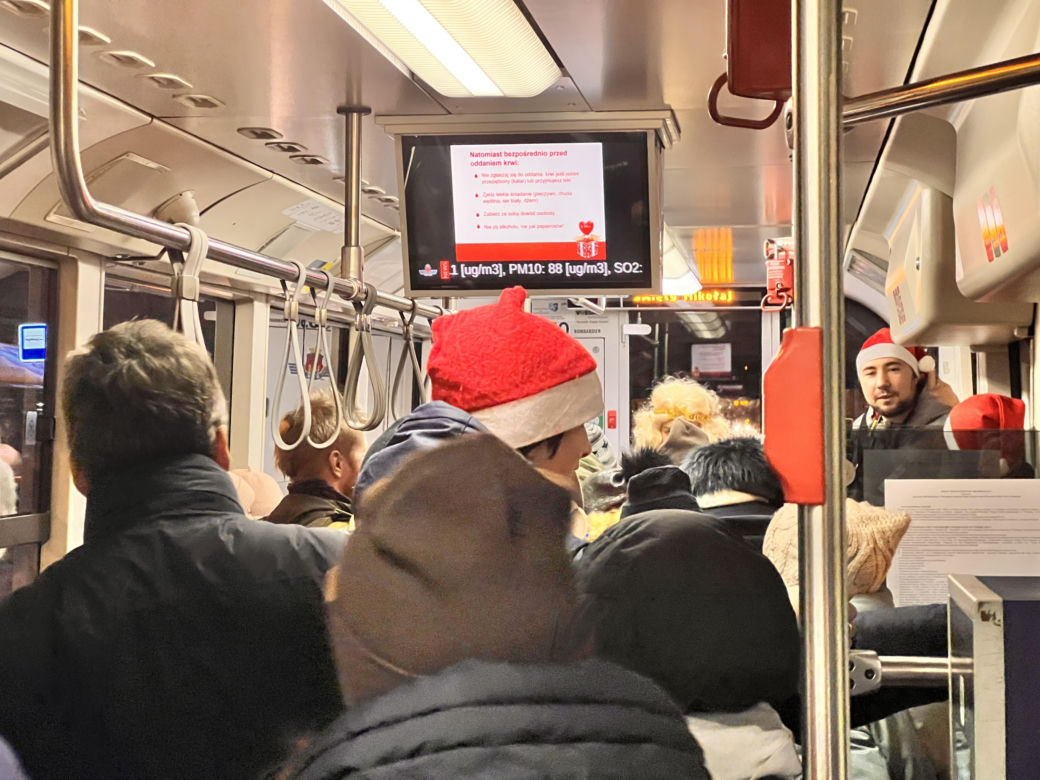 Święty Mikołaj jechał w krakowskim tramwaju 