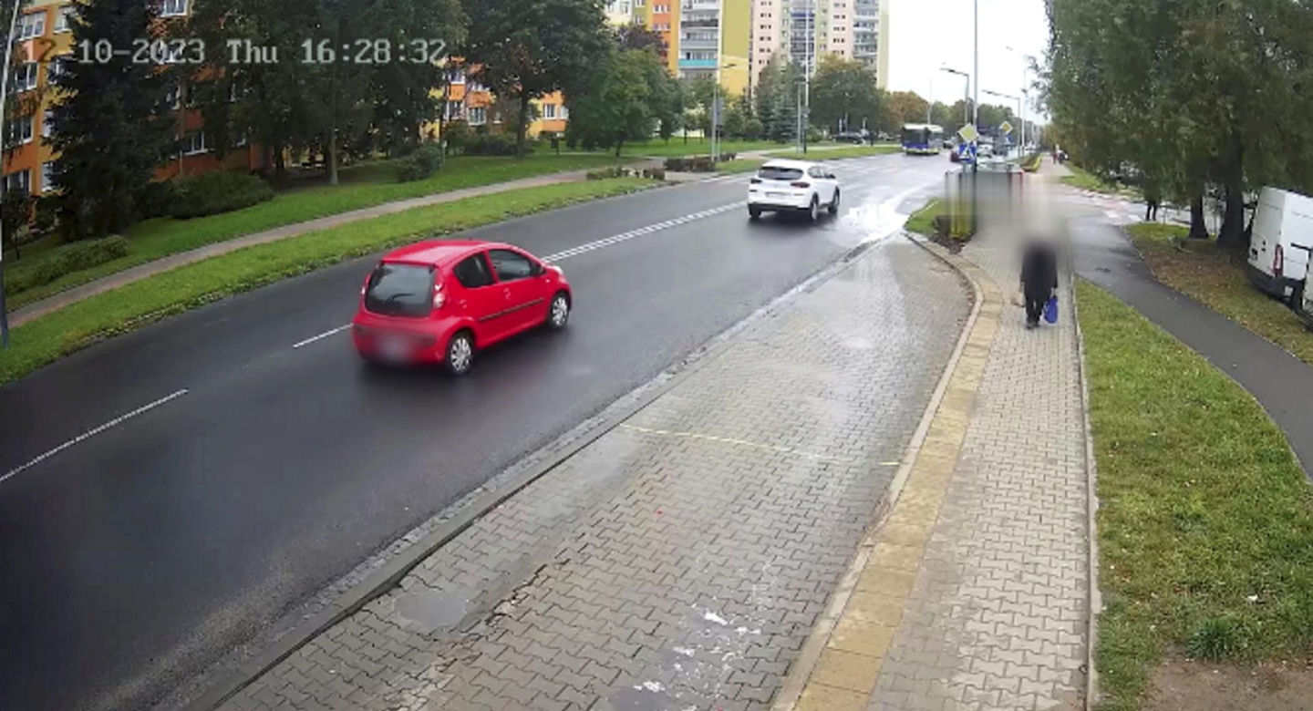 35-latek nie miał litości dla starszej kobiety z zakupami! 