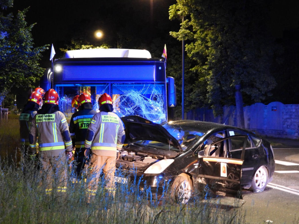 Dramatyczny wypadek we Włochach. Autobus zdzerzył się z osobówką