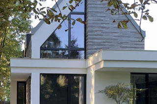 Forrest House to współczesna willa miejska autorstwa JABRAARCHITECTS, zaprojektowana na styku architektury i krajobrazu
