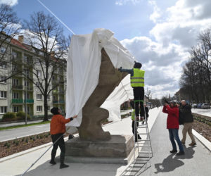 Zasłonięty pomnik Gryfa