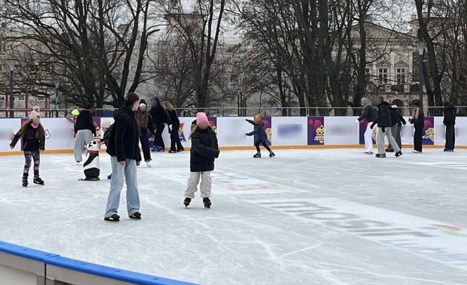 Lodowisko wróciło do centrum Lublina. Plac Litewski znów pełen łyżwiarz