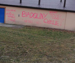 J***ć Biadoliny, Biadoliny c***e - wulgarne napisy na obiekcie jednego z klubów piłkarskich