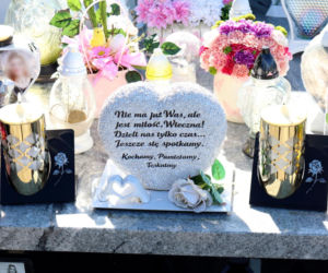 W Wielkanoc na cmentarzu główkę Milanka zmiażdżyła płyta nagrobna. Dramat się nie kończy. Miejsca tragedii strzegą aniołki