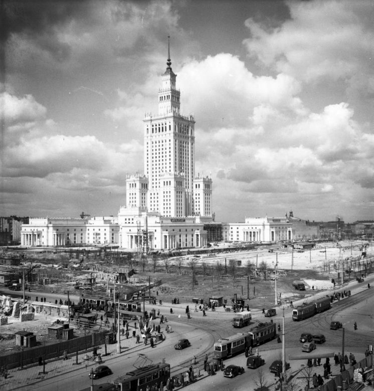 Pałac Kultury i Nauki w Warszawie ma 42 kondygnacje i wysokość 237