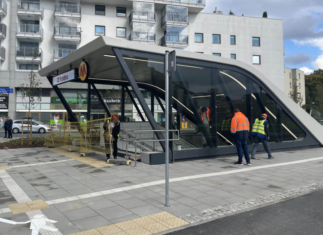 Metro na Bródnie wkrótce otwarte! Wielkie emocje, mieszkańcy tłoczą się przy wejściu
